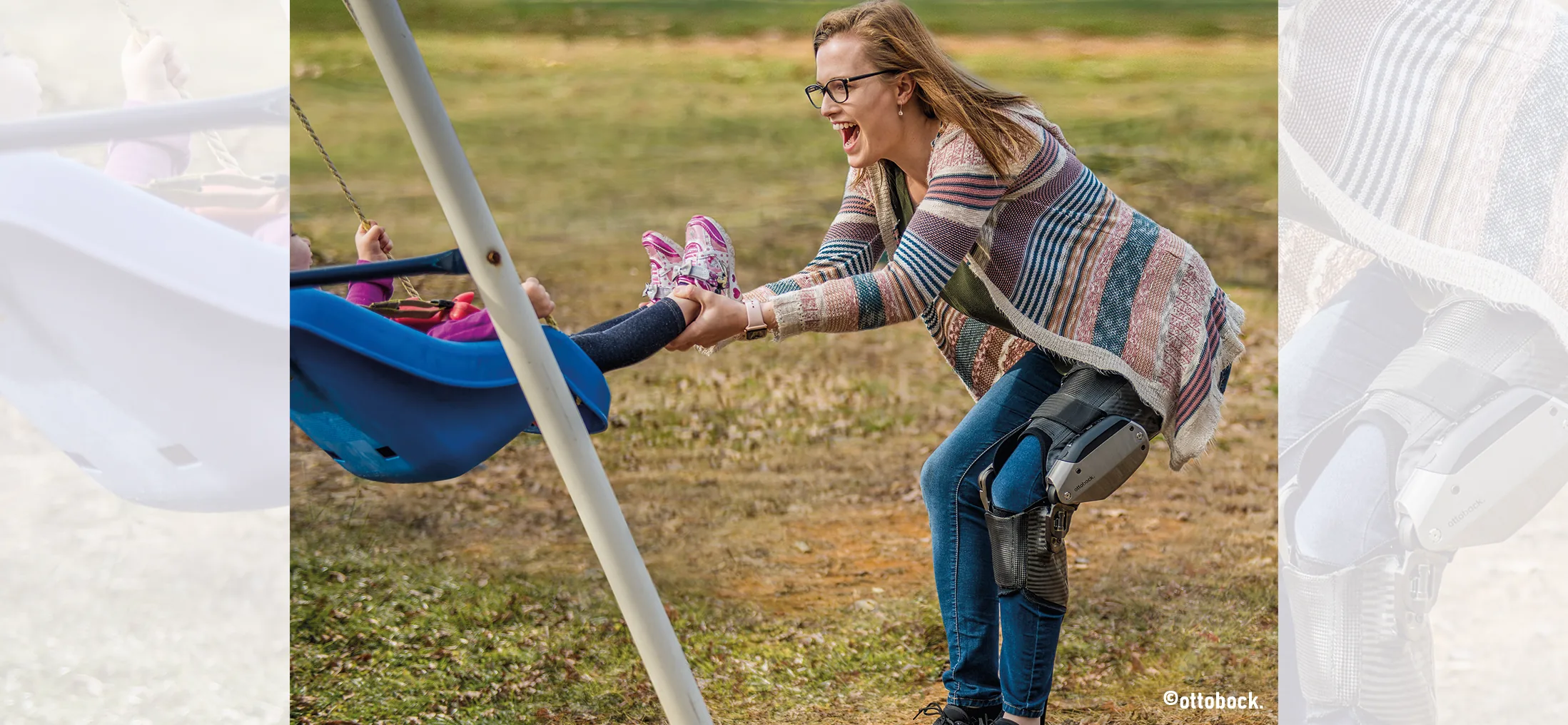 Frau mit C-Brace® Ganzbeinorthese schaukelt ein Kind auf dem Spielplatz, ©ottobock