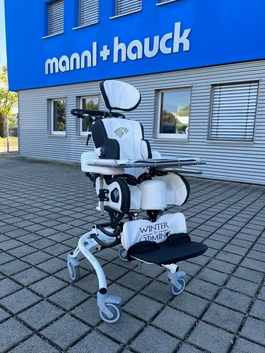 Therapiestuhl mit individueller Sitzschale vor dem Firmengebäude von mannl + hauck