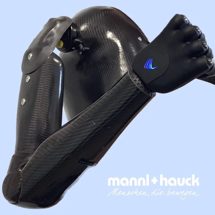 Myoelektrische Armprothese in Carbon-Optik mit mannl + hauck Logo