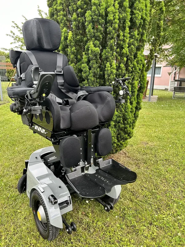 Elektrorollstuhl mit angepasster Sitzschale im Garten